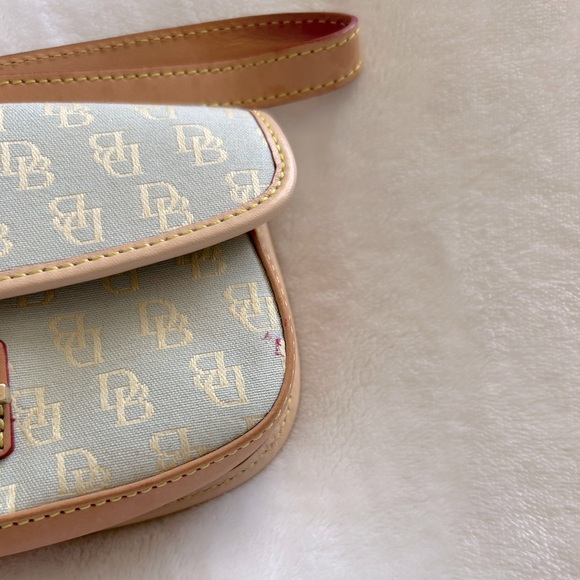 Dooney & Bourke wristlet with click/snap closure, tan & blue w/ gold hardware - Picture 4 of 11